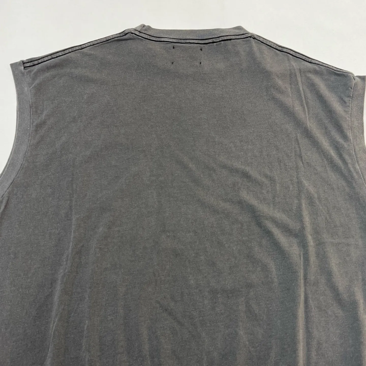 GALLERY DEPT. AUGI SLEEVELESS TEE/VINTAGE BLACK/NAVY/WHT English pocket sleeveless vest TEE Washed black/navy blue/white S-XL Same as the original version Super comfortable summer brushed lightweight material No sense of comfort on the upper body Loose and crisp fit Comfortable and breathable